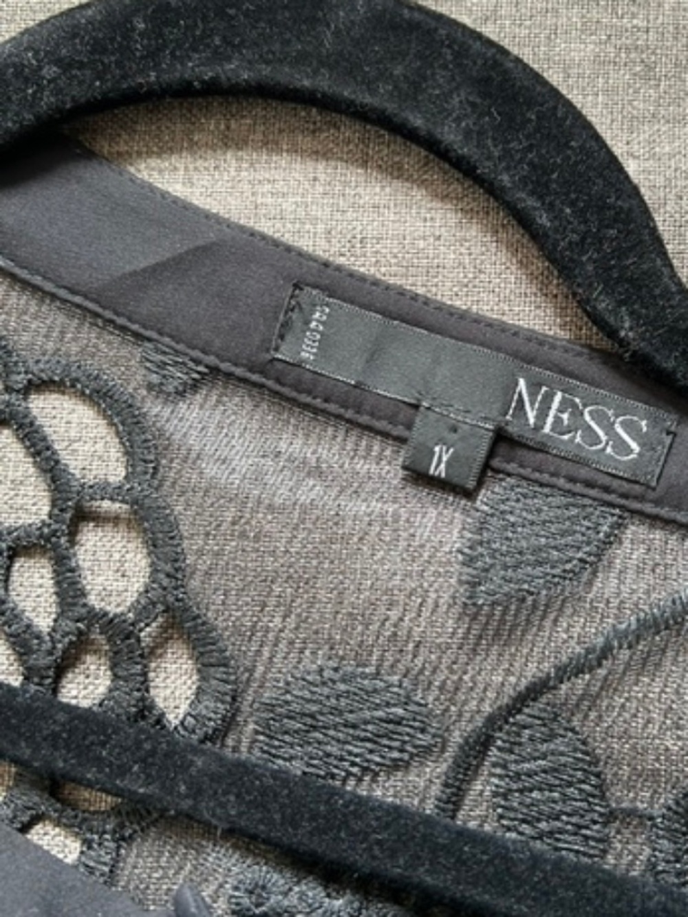 NESS Sheer Topper with Appliqué (1X) - Picture 5 of 5